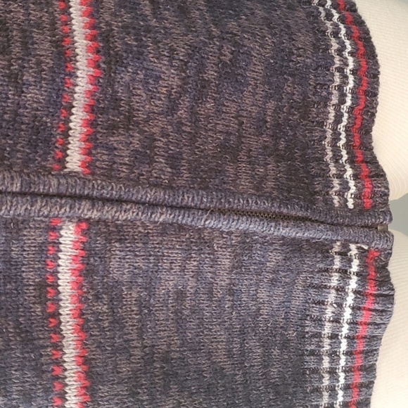 TIARA INTERNATIONAL size small zipper sweater. Gray, white & red. GOOD C… - Picture 3 of 11